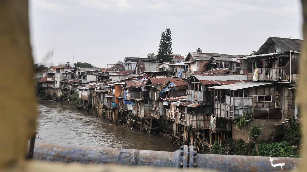 Aktivitas warga di bantaran Kali Ciliwung, Jakarta, Selasa (31/1/2023). Penjabat (Pj) Gubernur DKI Jakarta Heru Budi Hartono menargetkan normalisasi Ciliwung dapat terealisasi sepanjang 4,8 kilometer pada tahun 2023 sebagai upaya pengendalian banjir. Target itu hendak ia capai selama memimpin Kota Jakarta, merampungkan normalisasi di kawasan Jakarta Timur dan Jakarta Selatan. (merdeka.com/Iqbal S Nugroho)