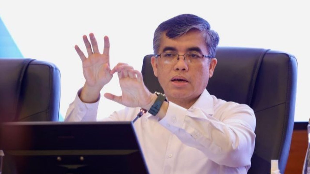 Menaker Yassierli melihat tren #KaburAjaDulu di media sosial sebagai tantangan bagi pemerintah untuk meningkatkan lapangan kerja berkualitas di Indonesia dan mendorong peningkatan kompetensi pekerja.