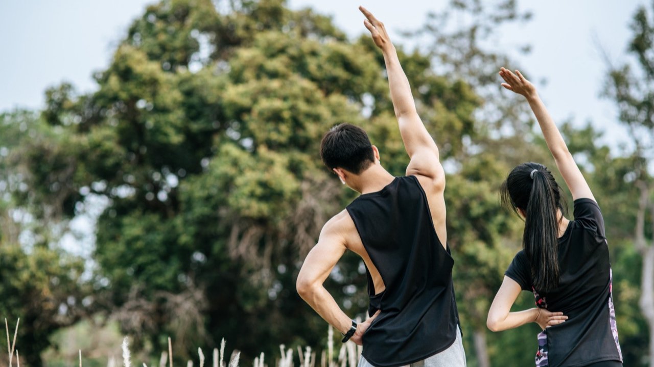 Ilustrasi olahraga, olahraga bersama pasangan. (Image by jcomp on Freepik)