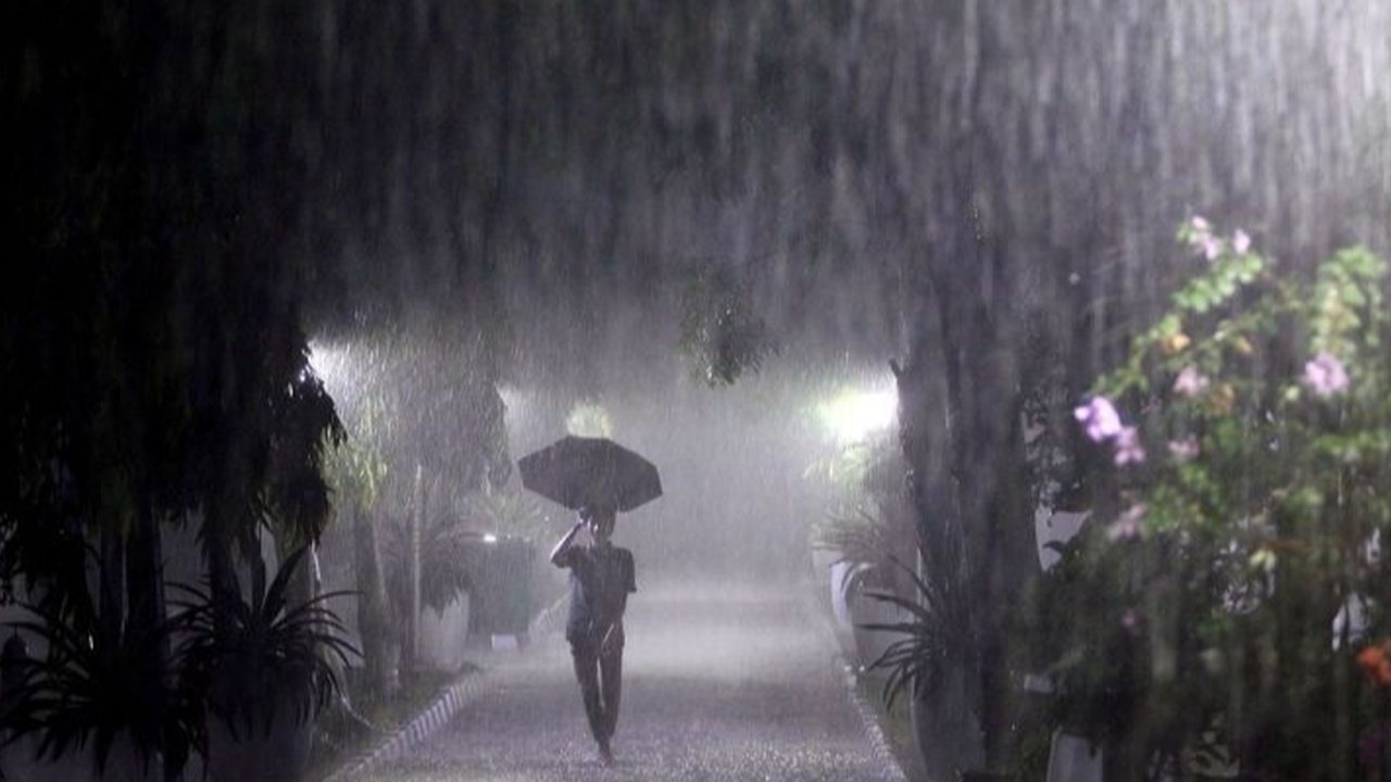 BMKG memprediksi sebagian besar wilayah Indonesia akan mengalami hujan dengan intensitas bervariasi pada Selasa, mulai dari hujan ringan hingga hujan disertai petir.