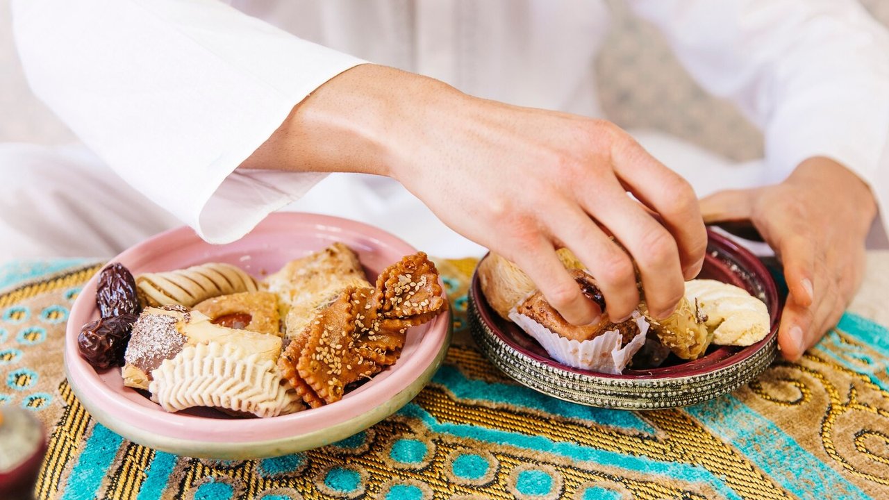 Sayangi kesehatan saat berpuasa dengan menjaga pola makan yang sering diabaikan. (Sumber: Freepik).