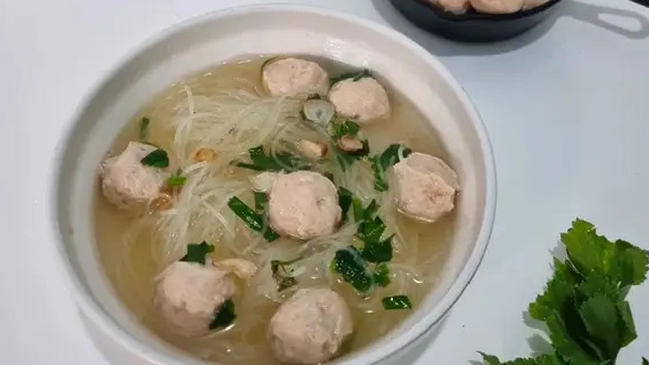 Dua mangkuk bakso kuah dengan mie bihun amai. (Liputan6.com/IG/budiutami)