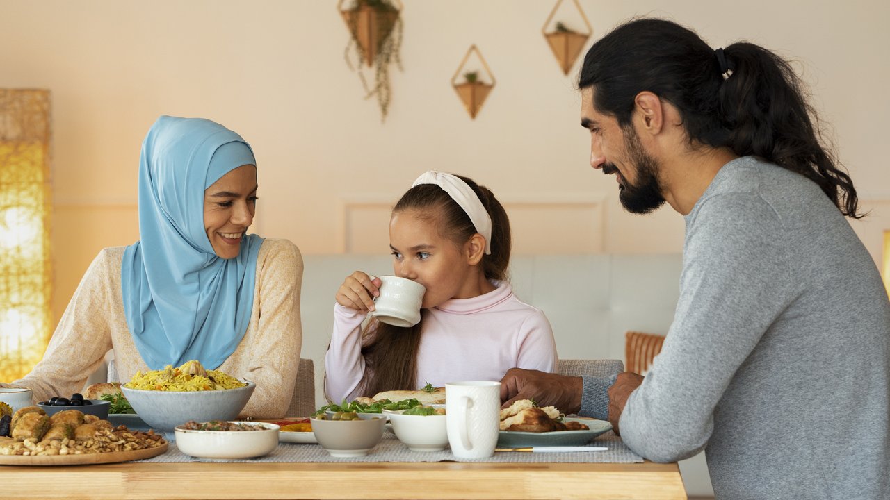 <p>Ilustrasi keluarga muslim sedang buka puasa (Sumber: Freepik)</p>