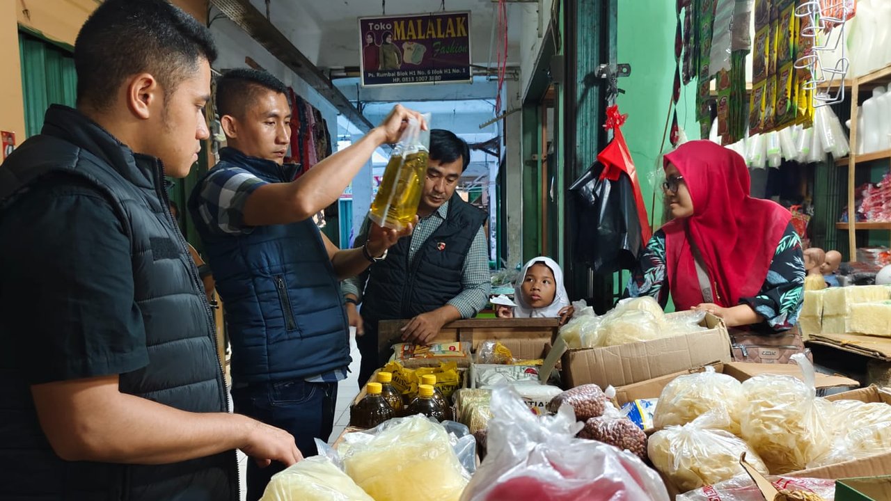 Polisi Sidak Minyak Goreng ke Pasar dan Distributor di Pekanbaru, Ini Hasilnya