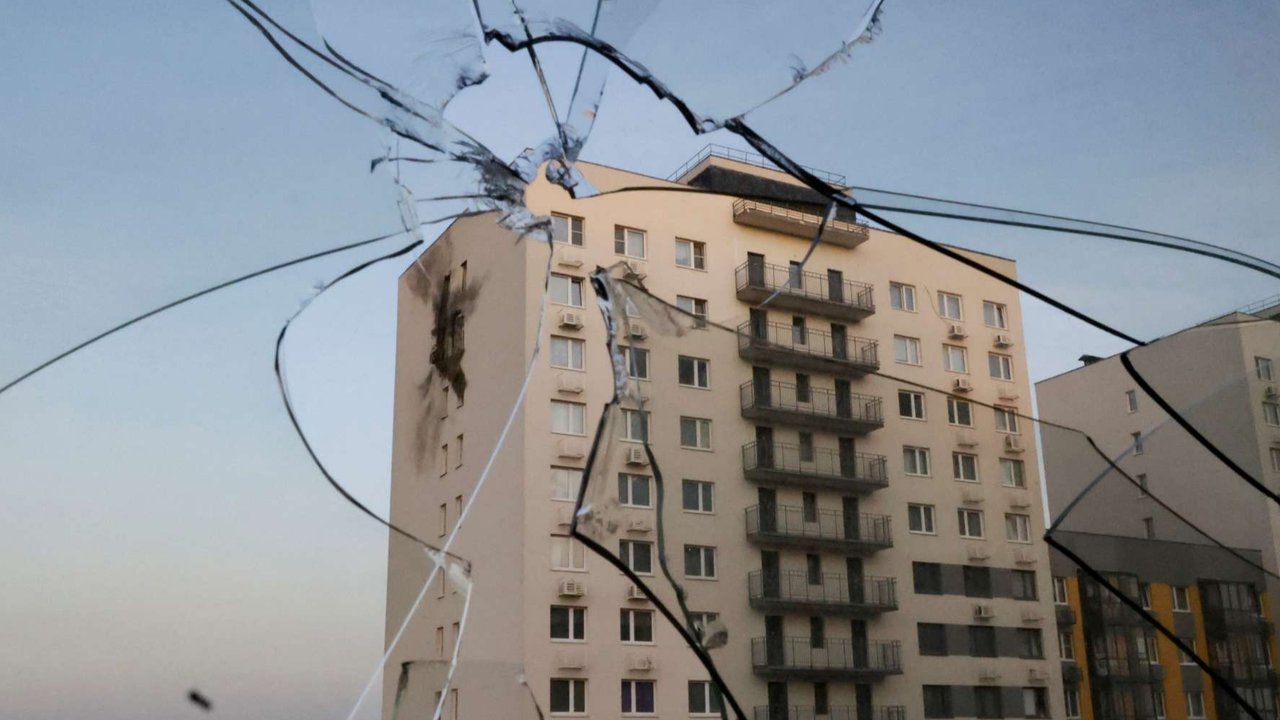Kondisi gedung apartemen yang rusak setelah serangan drone atau pesawat nirawak Ukraina di Kota Sapronovo, wilayah Moskow, Rusia, pada 11 Maret 2025.