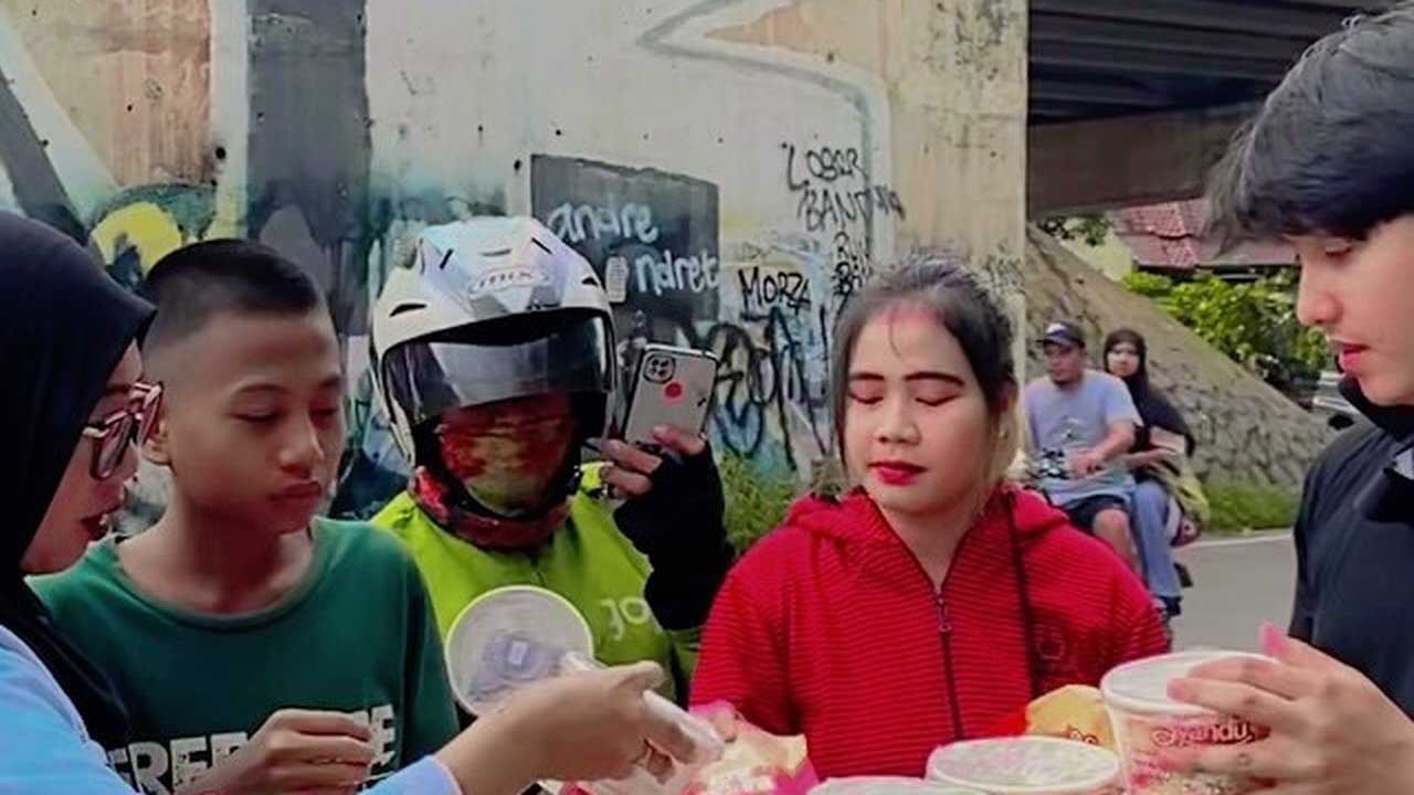 6 Potret Pesinetron Sidik Eduard yang Kini Jualan Makanan di Pinggir Jalan, Diangkut Pakai Motor