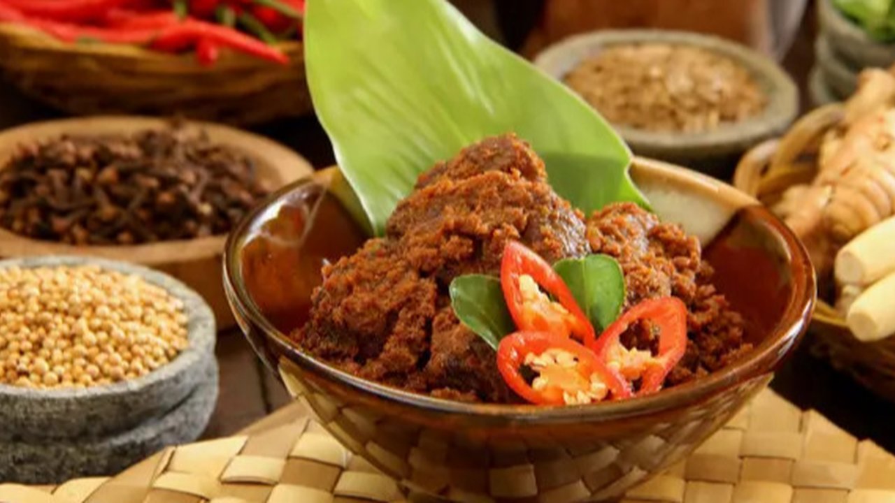 Langkah Pembuatan Rendang Daging Bumbu Padang (Sumber: YouTube Devina Hermawan)