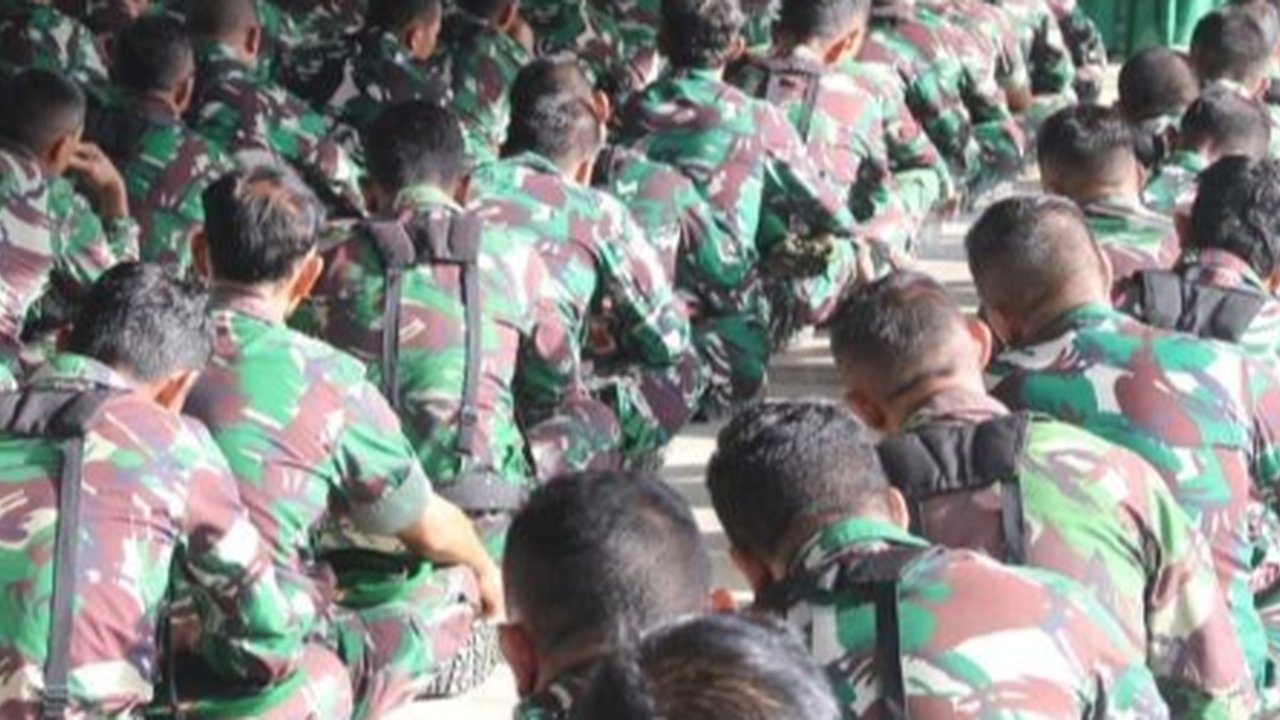 Dandim 1202 Singkawang menegaskan akan menindak tegas anggotanya yang terlibat dalam aktivitas ilegal, termasuk membekingi sawmill ilegal di Kota Singkawang, Kalimantan Barat.