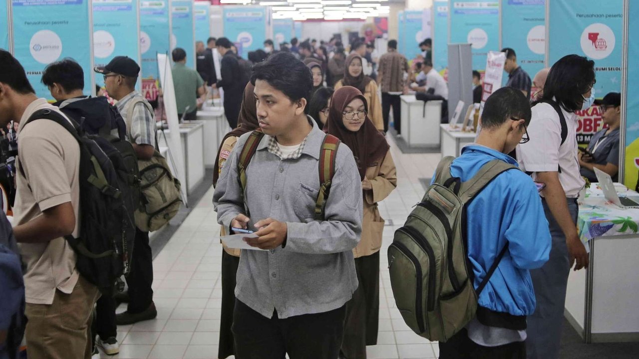 Sejumlah pengunjung mencari lowongan pekerjaan selama Jakarta Job Fair di Thamrin City, Jakarta, Rabu (12/3/2025).