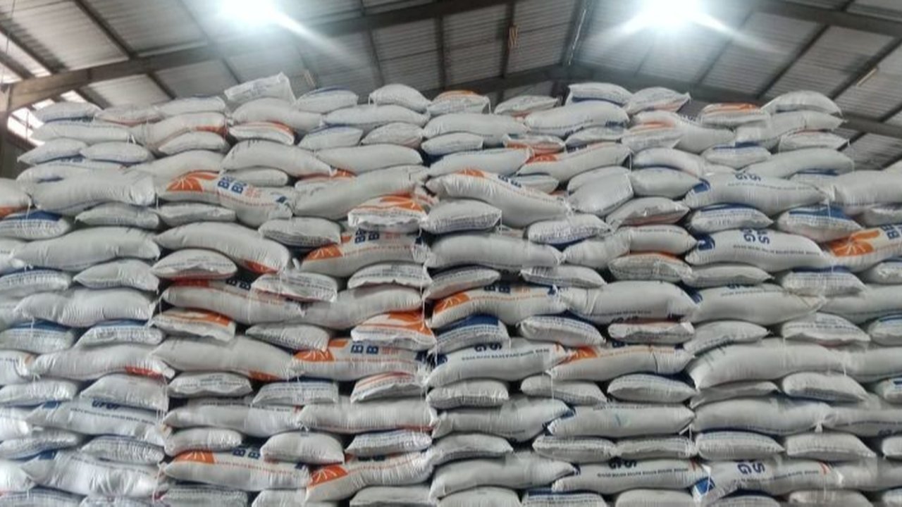 Sejumlah pekerja tengah memindahkan persediaan beras di Gudang Beras Bulog Garut di Jalan Tarogong, Garut, Jawa Barat. (Liputan6.com/Jayadi Supriadin)
