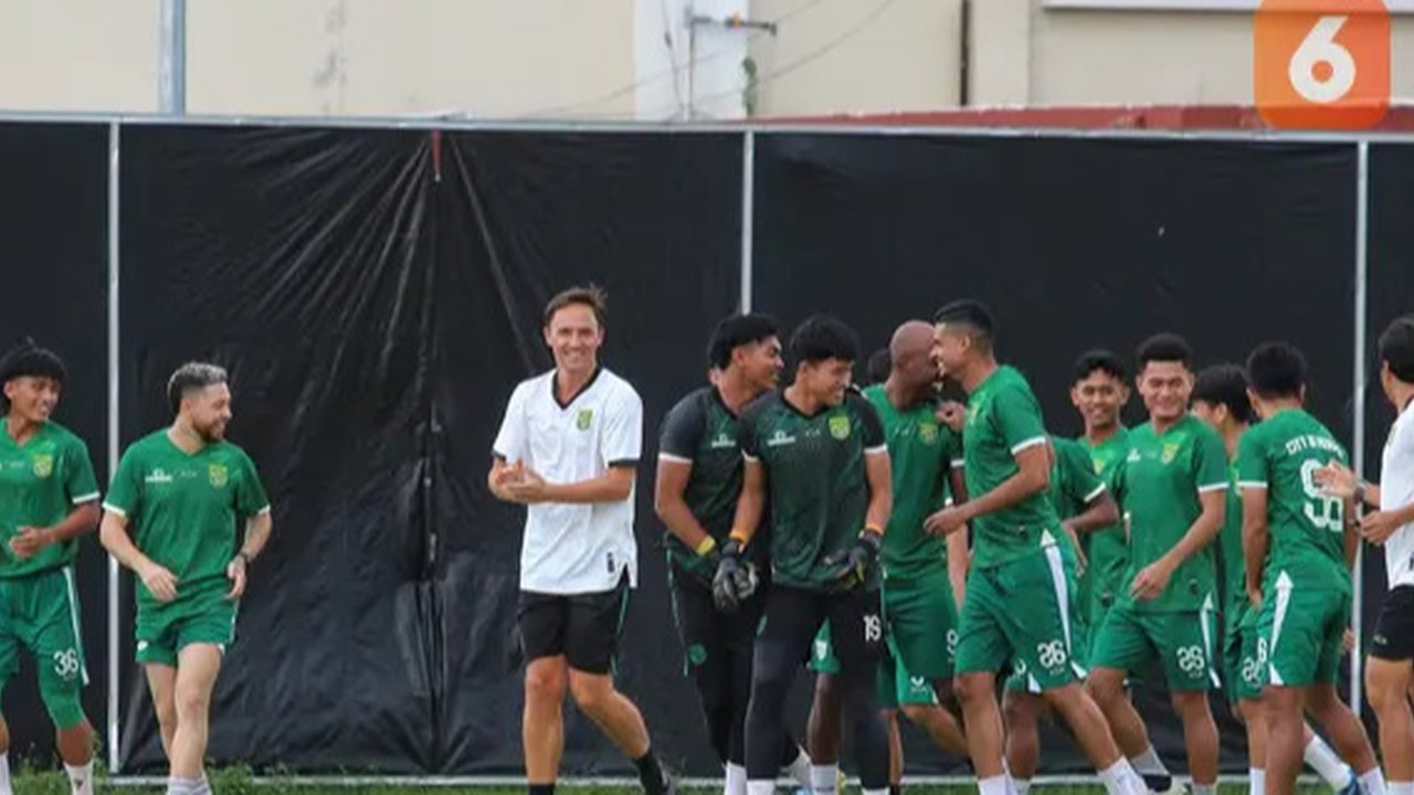 Pelatih anyar Persebaya Surabaya, Paul Munster, harus kecewa karena laga debutnya sebagai jurutaktik Bajul Ijo hanya berakhir imbang 1-1 melawan PSIS Semarang dalam laga tunda pekan 20 BRI Li