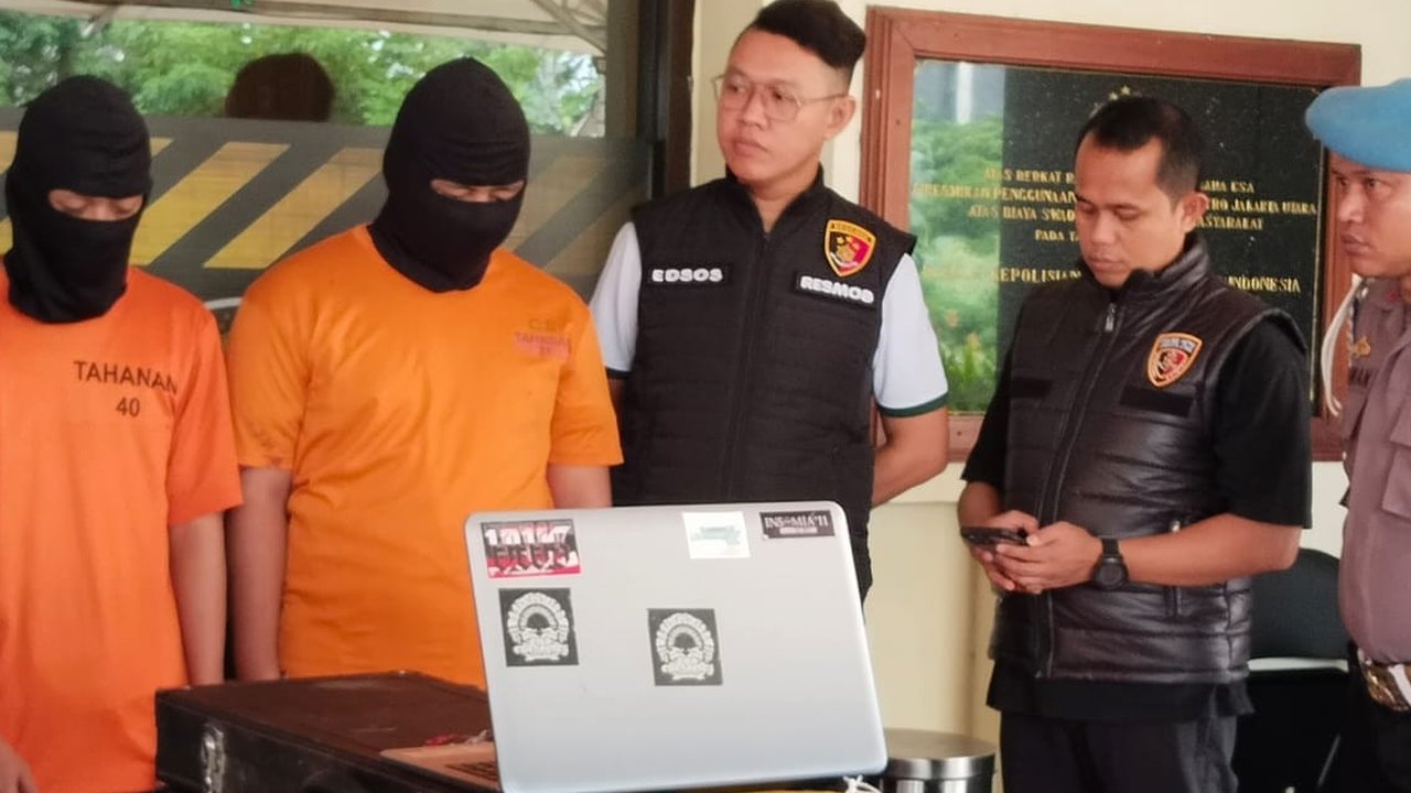 Polisi Gerebek Markas Gengster di Tanjung Priok, Ratusan Senjata Tajam dan Narkoba Disita