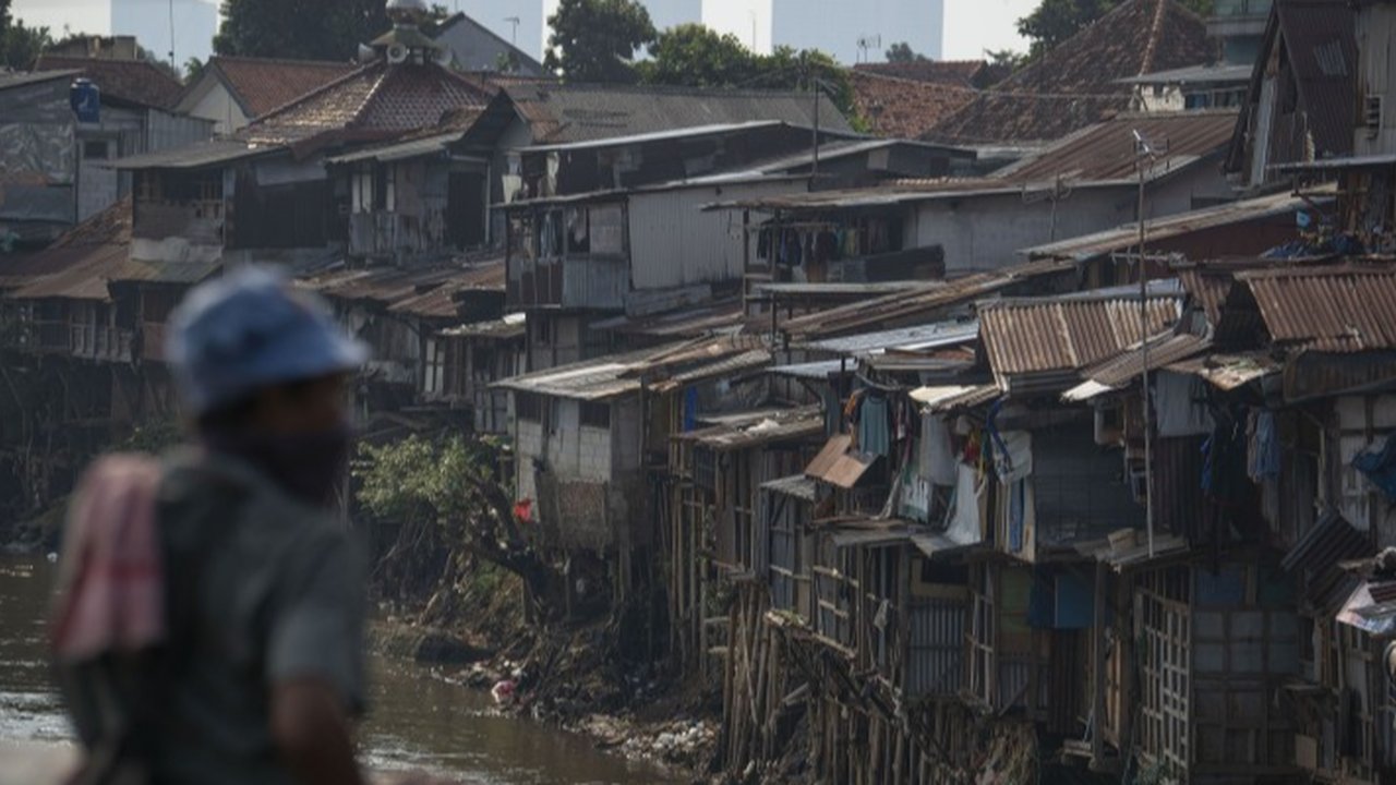 Pertumbuhan ekonomi Indonesia yang tinggi justru diiringi dengan peningkatan ketimpangan pendapatan antara kelompok kaya dan miskin, menimbulkan paradoks yang perlu segera diatasi.