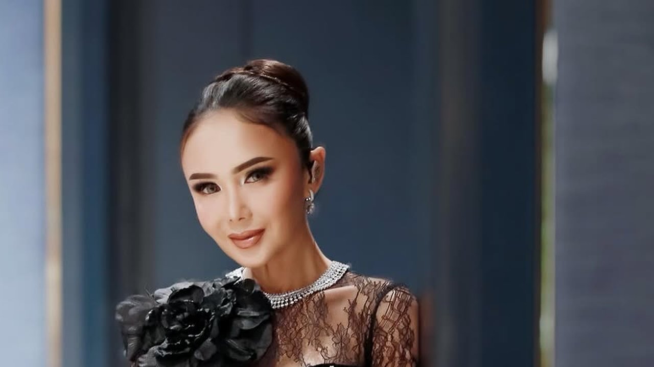 Potret Yuni Shara Pakai Gaun Malam saat Manggung, Mewah dan Elegan Banget