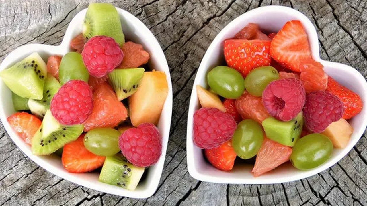 Buah-buahan yang baik adalah buah yang tetap segar serta memiliki tampilan yang menarik (Foto: Unsplash.com/engin akyurt)
