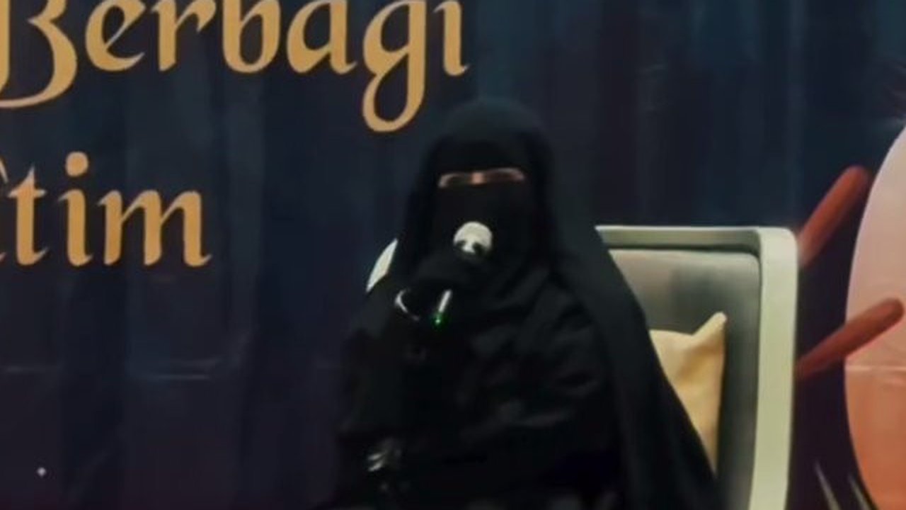 7 Potret Umi Pipik Hadir Acara Buka Puasa Bersama dengan Anak Yatim, Abidzar Al-Ghifari Hibur dengan Lagu