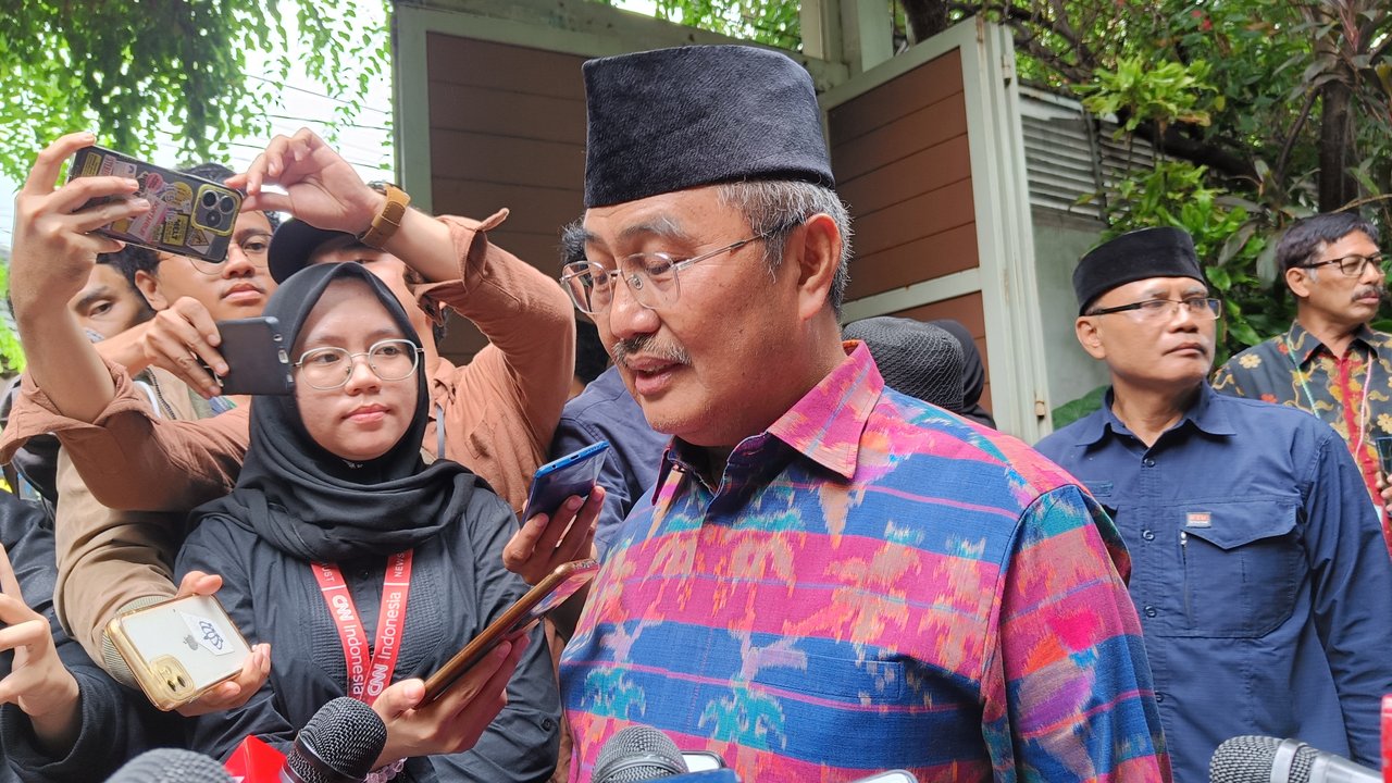 Mantan Ketua Mahkamah Konstitusi (MK) Jimly Asshiddiqie saat menyambangi rumah duka almarhum Rizal Ramli. (Merdeka.com/Rahmat Baihaqi)