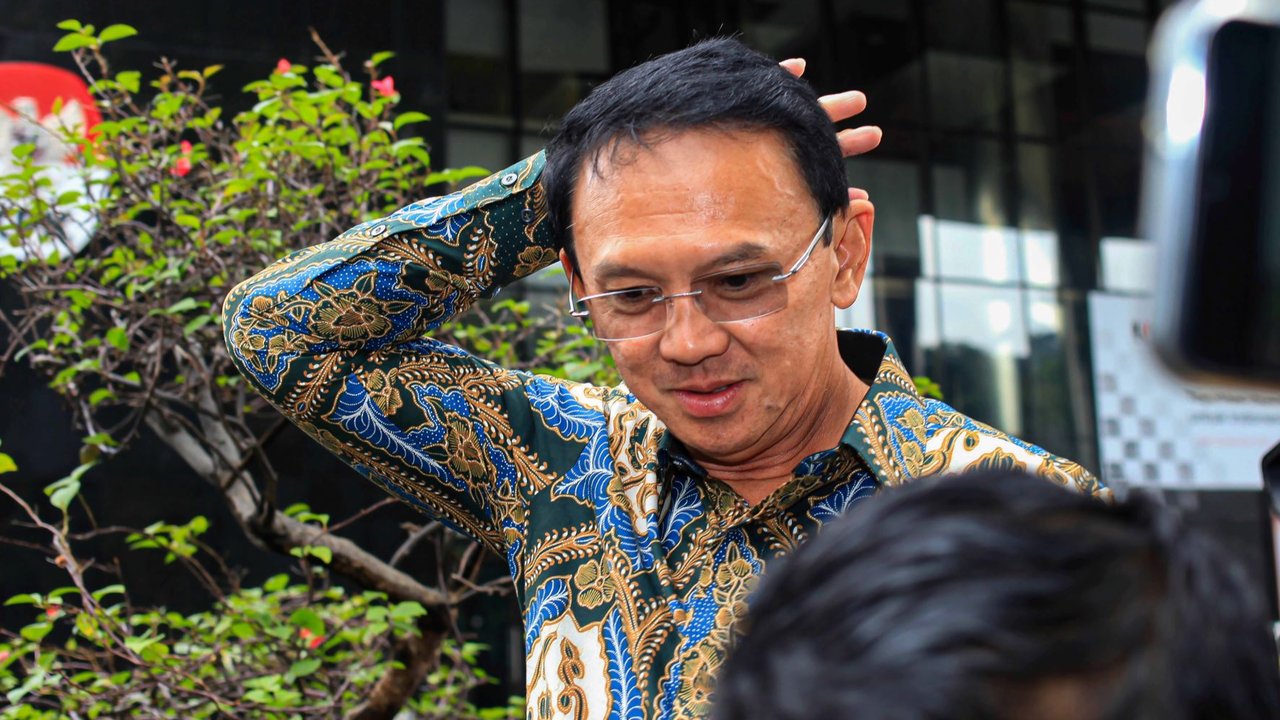 Ekspresi Ahok Garuk-Garuk Kepala Usai Diperiksa KPK, Sebut Kasus LNG Bukan di Zamannya.