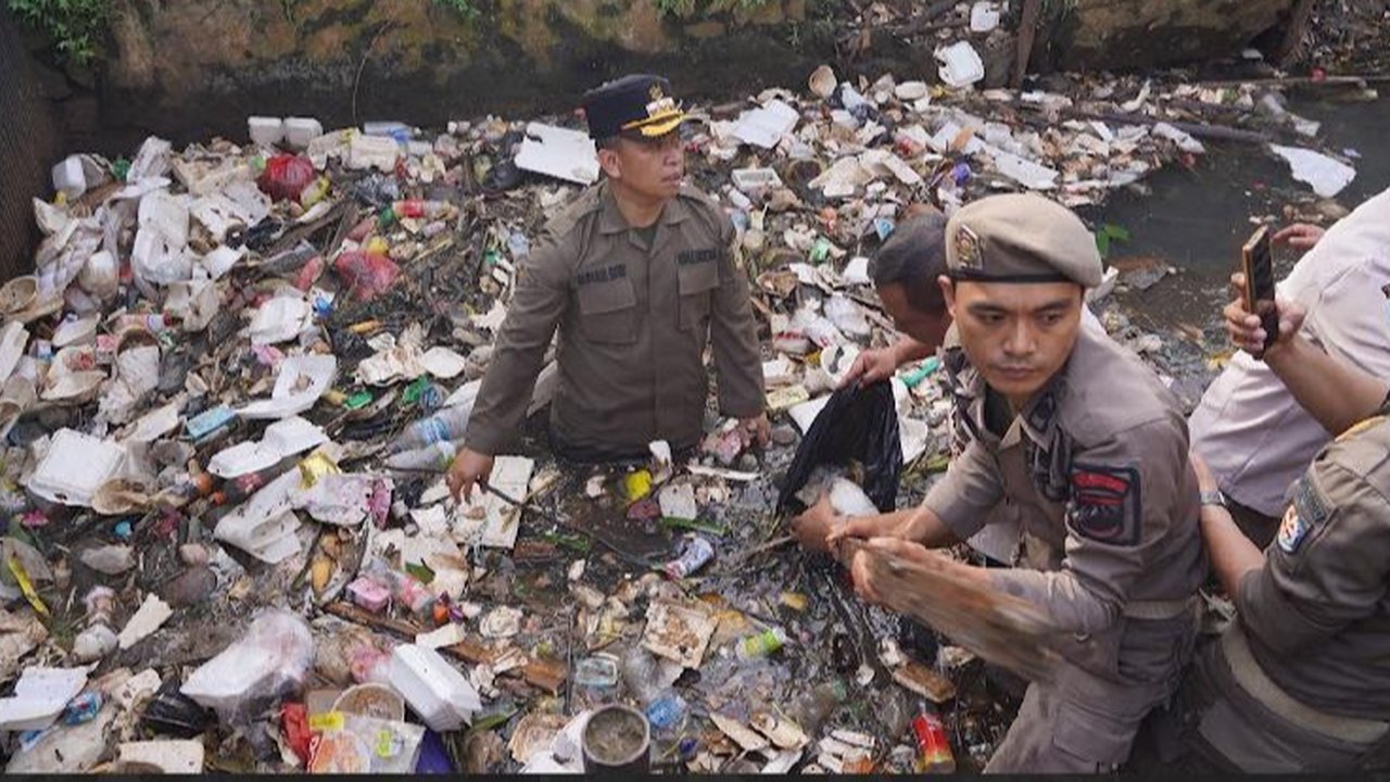 Ditegur Dedi Mulyadi, Wali Kota Depok Langsung Nyemplung Kali Bersihkan Sampah