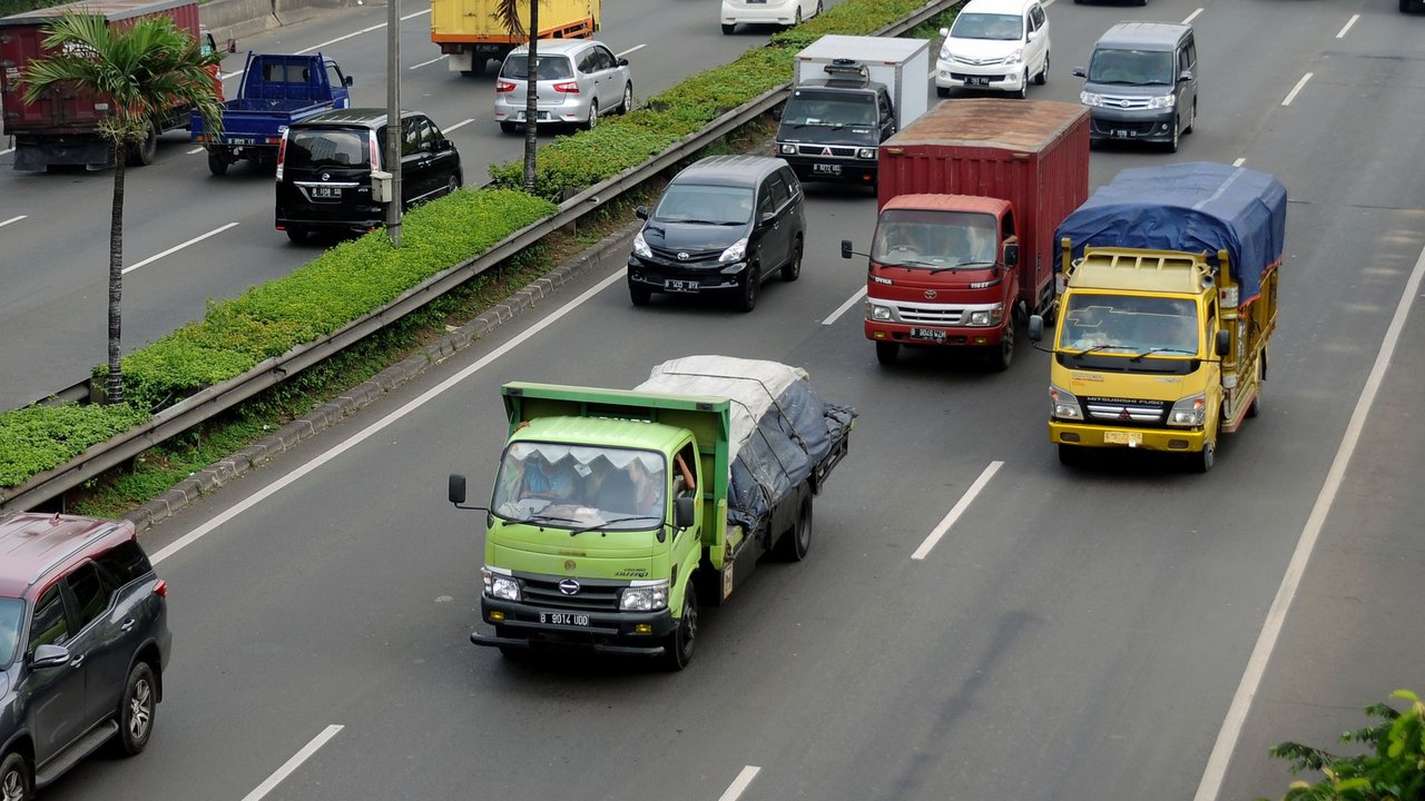 Kendaraan pengangkut melintas di JORR sekitar TB Simatupang, Jakarta, Selasa (6/9). Untuk memperlancar arus lalu lintas saat libur Idul Adha 1437 H, kendaraan pengangkut dilarang beroperasi mulai 9 hingga 12 September. (Liputan6.com/Helmi Fithriansyah)