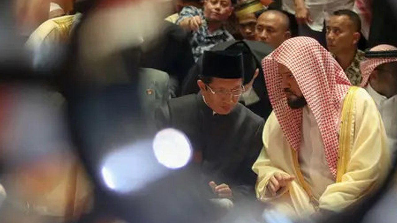 Imam Besar Masjid Nabawi, Syekh Ahmad bin Ali Al Hudhaify (kanan) berbincang dengan Imam Besar Masjid Istiqlal, KH Nasaruddin Umar sesaat sebelum menyampaikan khotbah Jumat di Masjid Istiqlal