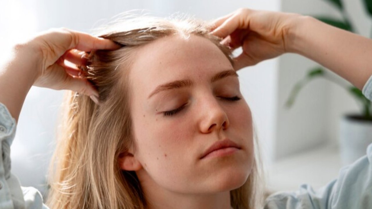 Merawat rambut (Foto: Freepik.com)