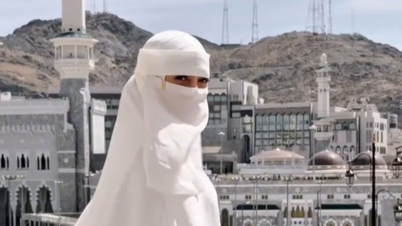 Meski Bercadar, Celine Evangelista Tetap Terlihat Cantik dan Anggun Pakai Gamis Putih saat Jalani Umrah Perdana