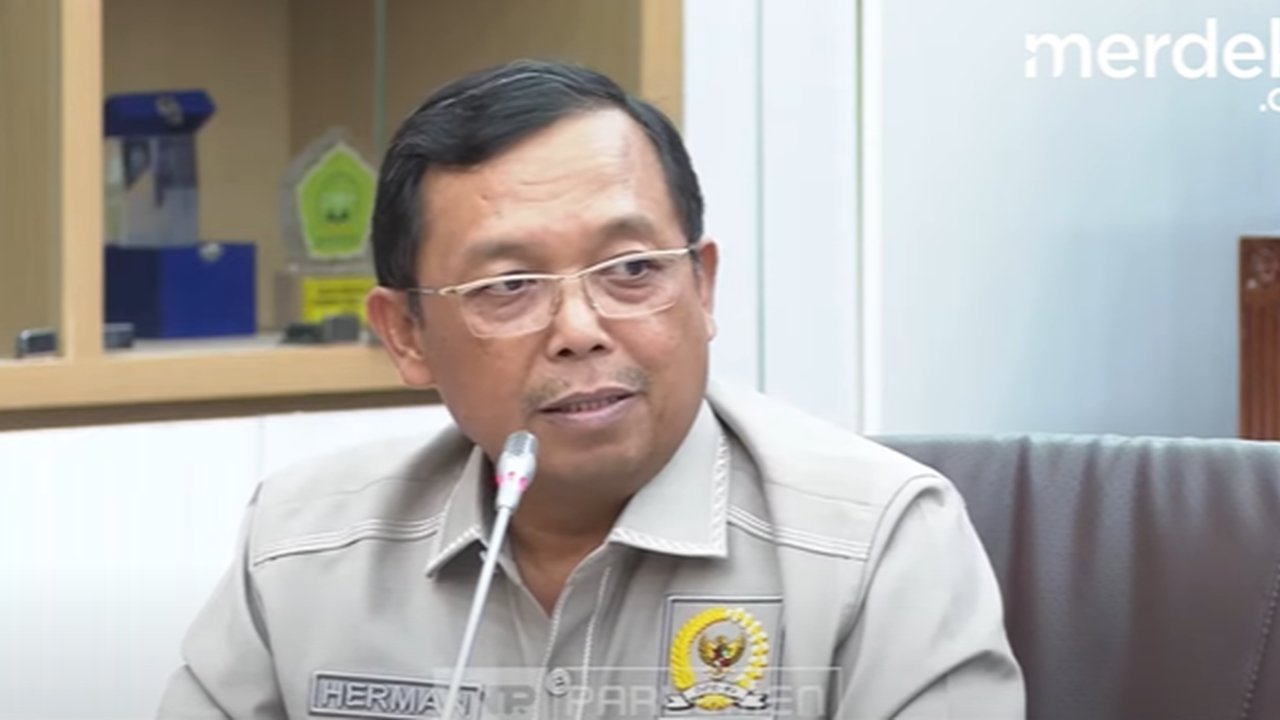 Viral Amplop Cokelat Diterima Anggota DPR Berbatik Kuning saat Rapat Soal Korupsi Pertamina, Terungkap Fakta Sebenarnya