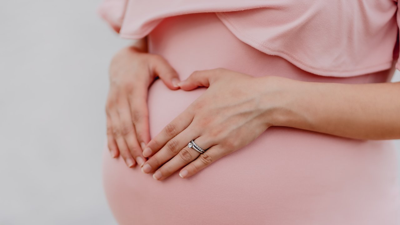 Ilustrasi Ibu di Alabama yang mengalami kondisi langka yakni rahim ganda dan kini hamil di tiap rahimnya. (Unsplash/Juan Encalada)