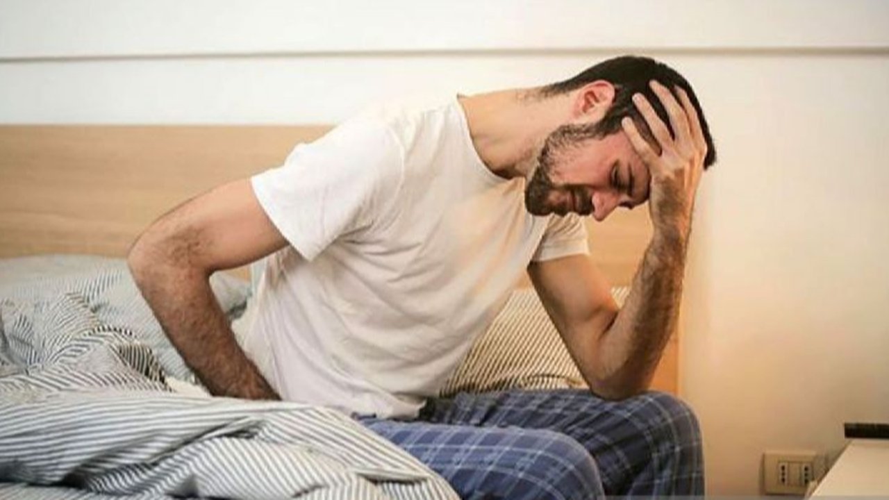 Dokter spesialis saraf menjelaskan perbedaan pusing dan sakit kepala berdasarkan sensasi yang dirasakan, jenis-jenis sakit kepala, serta penyebab sakit kepala sekunder yang berbahaya.