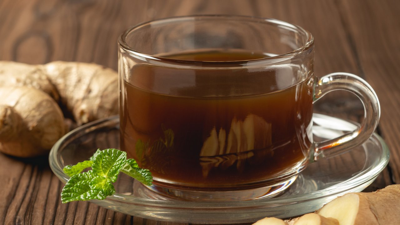 Rekomendasi terakhir adalah jamu pegal linu dengan kunyit yang memiliki manfaat yang baik untuk kesehatan tubuh, resep dari Cookpad ini bisa kamu ikuti (Foto: Freepik.com/jcomp)