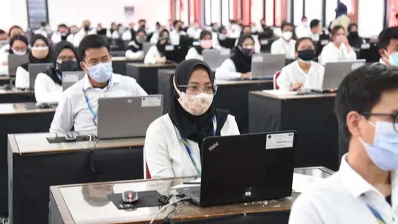 Peserta memberikan berkas sebelum mengikuti proses Tes Standar Kompetensi Dasar (SKD) CPNS di BKN, Jakarta, Kamis (2/9/2021). Sebanyak 800 peserta mengikuti tes yang dibagi dua sesi dan mener