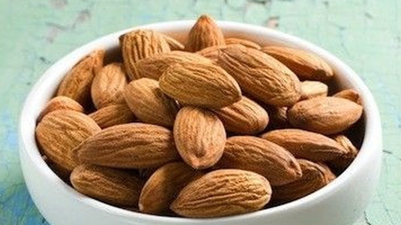 kacang almond (credit: Pinterest/mindbodygreen)