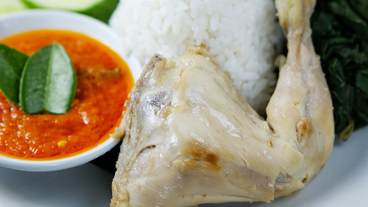 Biar gurih dan tinggi kalori, ayam lebih dulu direndam dengan susu semalaman,
