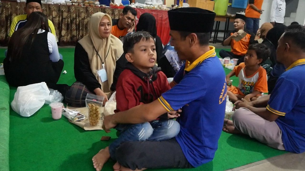 Potret Haru Penghuni Lapas di Lumajang, Lepas Rindu dengan Sanak Keluarga sambil Buka Bersama