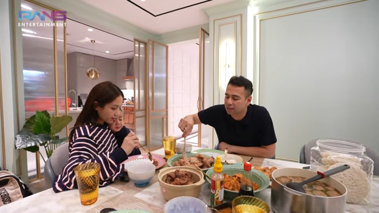 Potret Raffi Ahmad & Nagita Slavina Makan Sahur Istimewa di Rumah, Menu Gudeg Solo Kiriman Jokowi