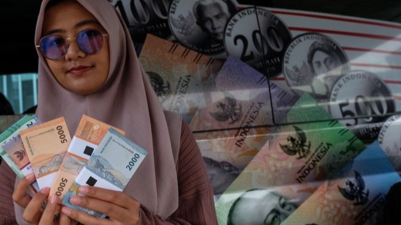 Pelemahan kurs rupiah terhadap dolar AS mencapai 44 poin, didorong oleh rilis rating Fitch yang menyoroti potensi ketidakpastian APBN dan tantangan pertumbuhan ekonomi Indonesia di masa mendatang.