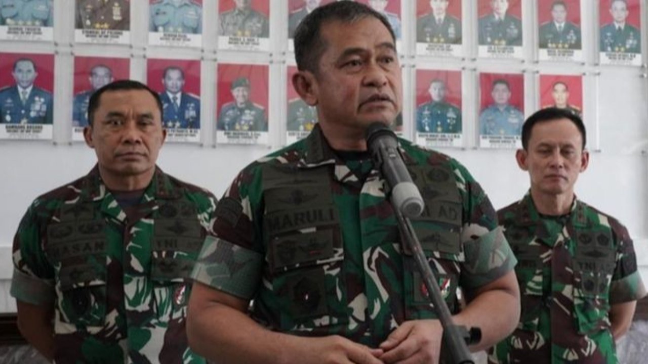 Jenderal TNI Maruli Simanjuntak tegaskan loyalitas TNI AD pada revisi UU TNI yang sedang dibahas DPR, meminta masyarakat tak perlu polemik terkait poin-poin kontroversial seperti penambahan usia pensiun dan jabatan sipil bagi perwira aktif.