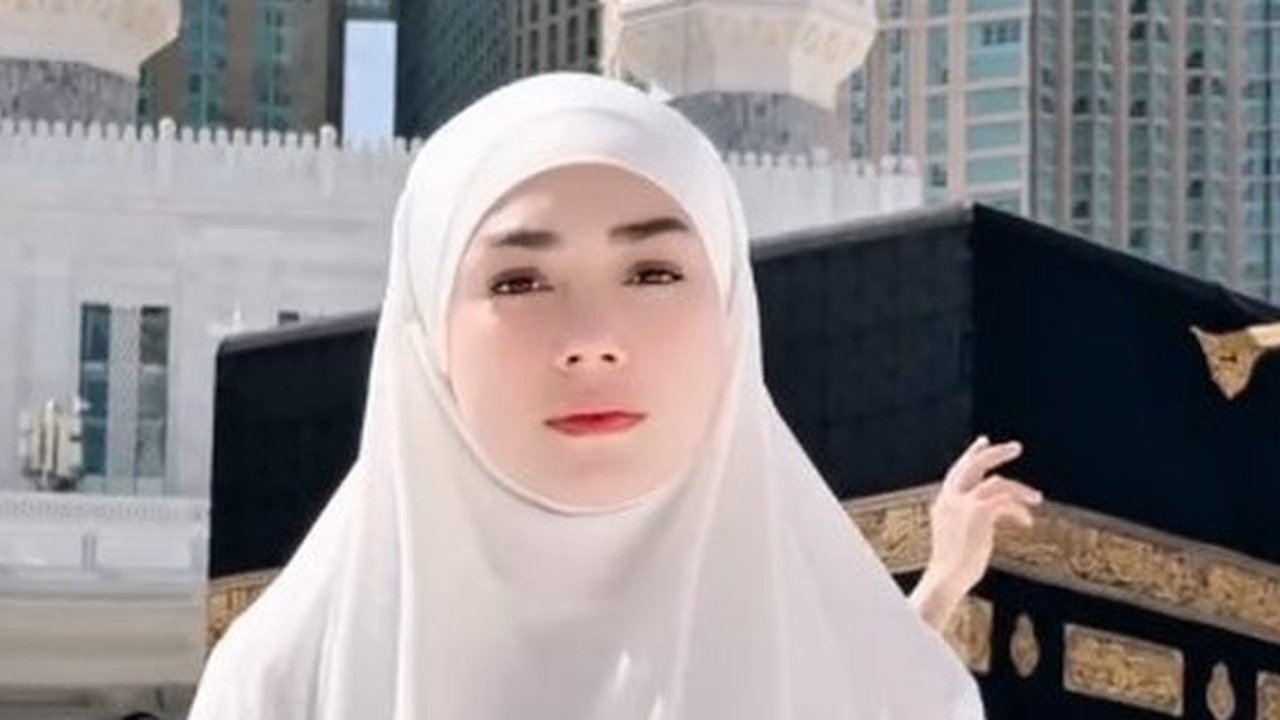 Momen Celine Evangelista Bantu Ibu-Ibu Terjatuh Saat Umroh (Sumber: Instaram/celine_evangelista)