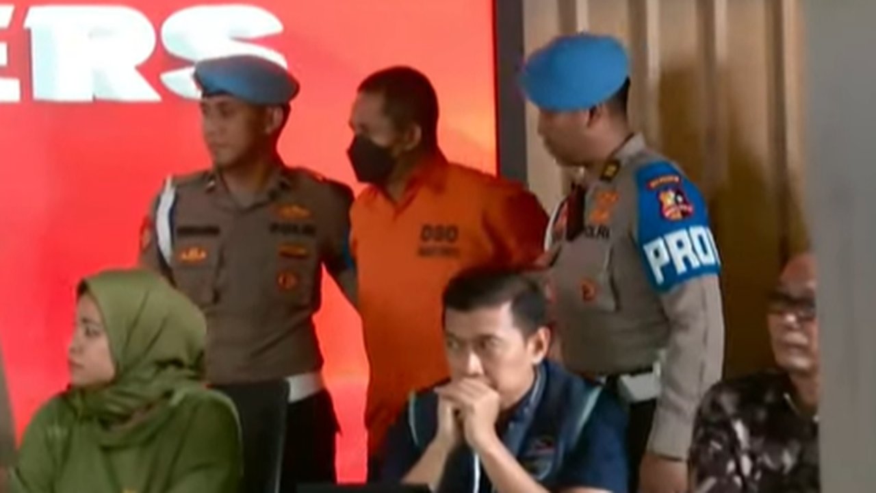 Penampakan AKBP Fajar, Mantan Kapolres Ngada Pakai Baju Tahanan Usai Jadi Tersangka Pencabulan