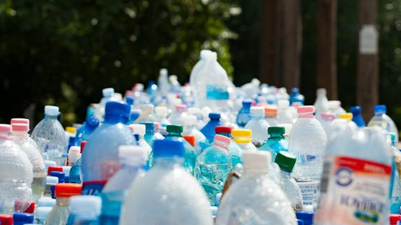 Ilustrasi Botol Minum Plastik
