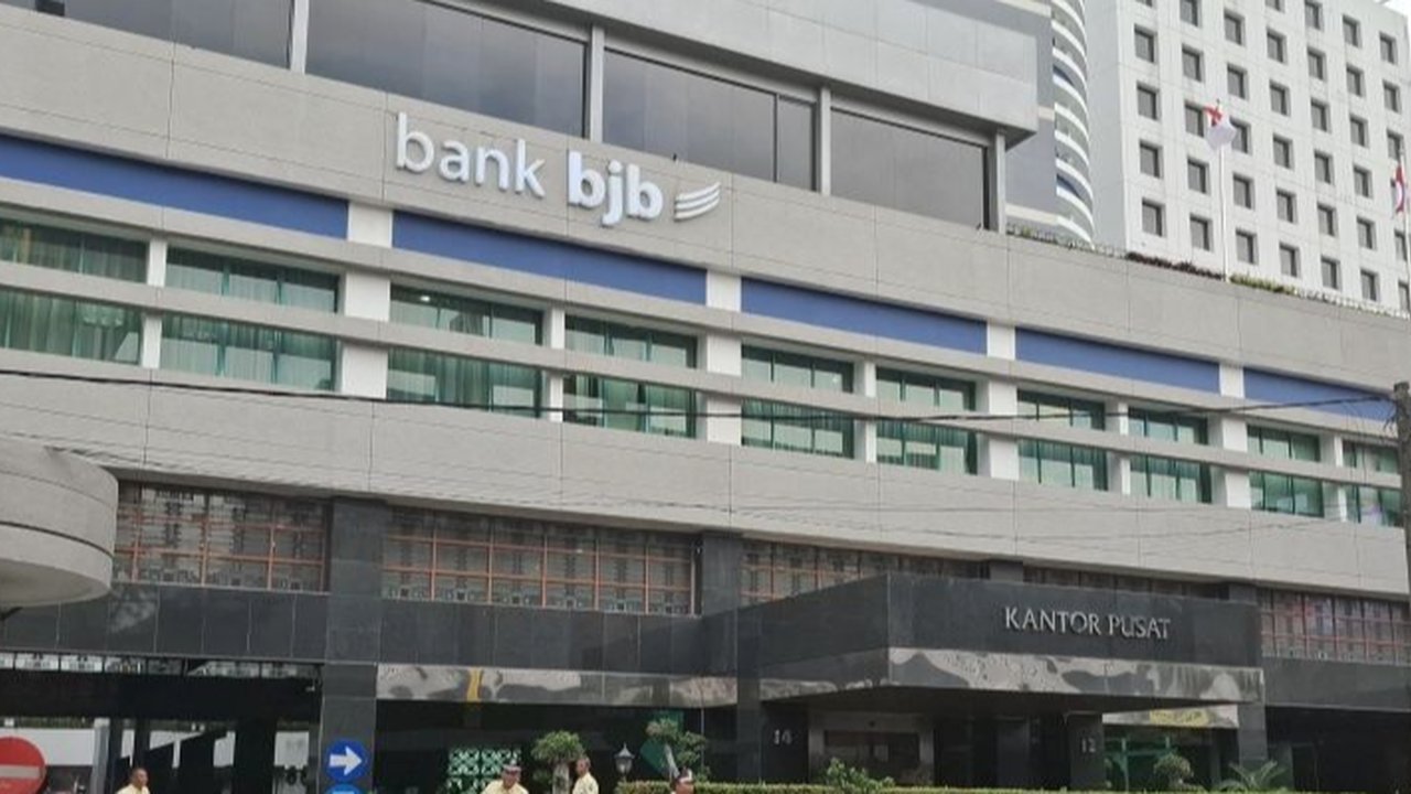 Penggeledahan KPK di Kantor Pusat Bank BJB di Bandung terkait kasus dugaan korupsi tak mengganggu aktivitas perkantoran yang tetap berjalan normal.