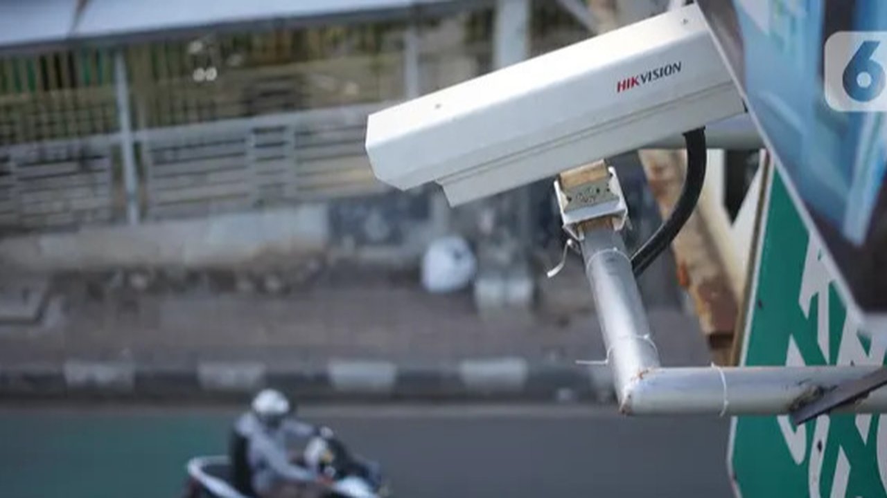 Kendaraan melintasi kamera CCTV sistem ETLE di Simpang Sarinah, Jalan MH Thamrin, Jakarta, Senin (1/7/2019). Kamera tersebut dapat mendeteksi pemakaian sabuk pengaman, penggunaan HP oleh peng