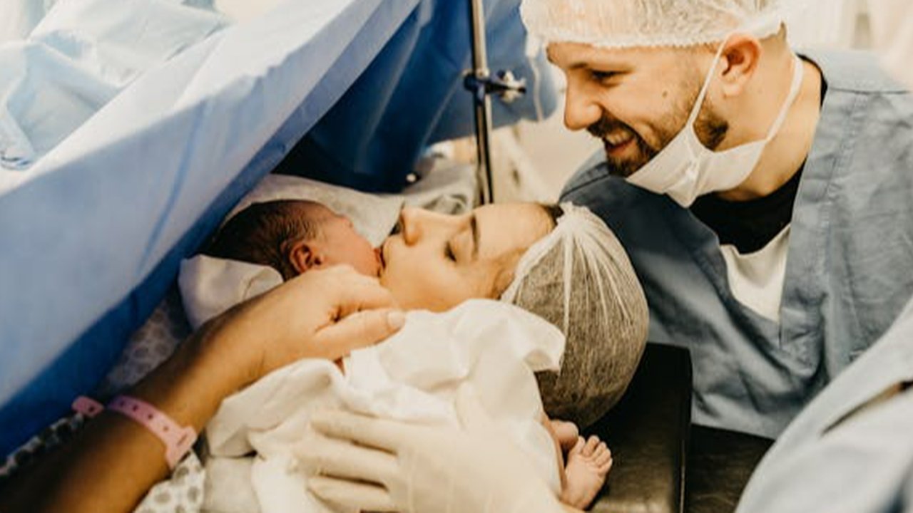 Ilustrasi Seorang Ibu yang Baru Memiliki Anak