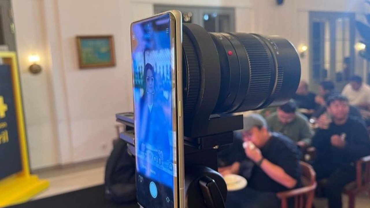 realme Indonesia memperkenalkan realme Interchangeable Lens Concept, sebuah inovasi yang menggabungkan sensor 1 inci dan lensa yang dapat dipertukarkan untuk menghasilkan foto berkualitas profesional dari ponsel pintar.