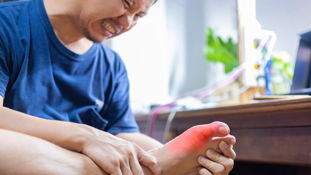 Waspadai gejala-gejala asam urat yang kapan saja bisa menyerang kamu tanpa bisa disadari. Untuk itu baca dan pahamilah 4 gejala ini agar terhindar dari serangan asam urat secara tiba-tiba. (Sumber: Freepik/feepikcontributorthailand).