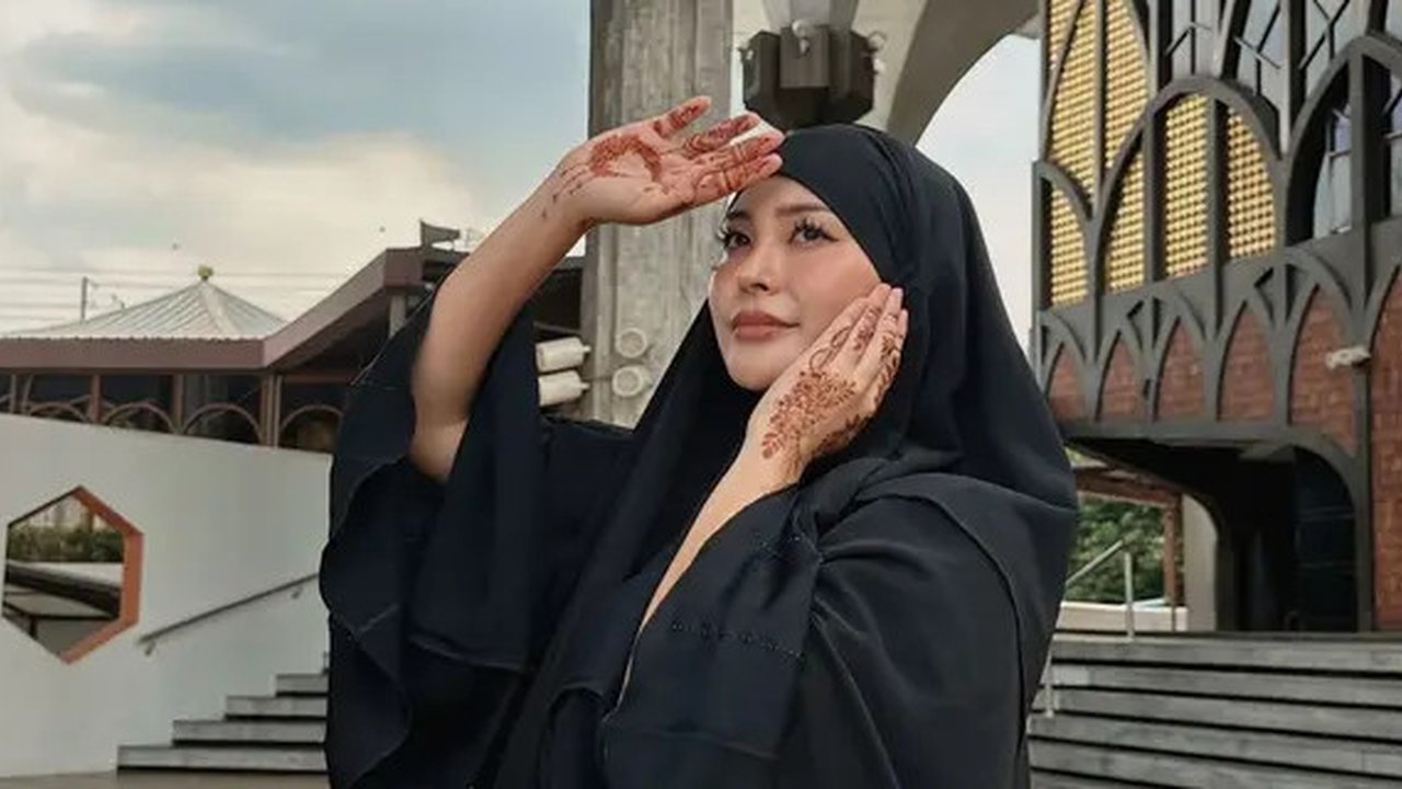 Kae Asakura 'Rae Lil Black' Berhijab (Sumber: Tiktok/raelilblack.official)