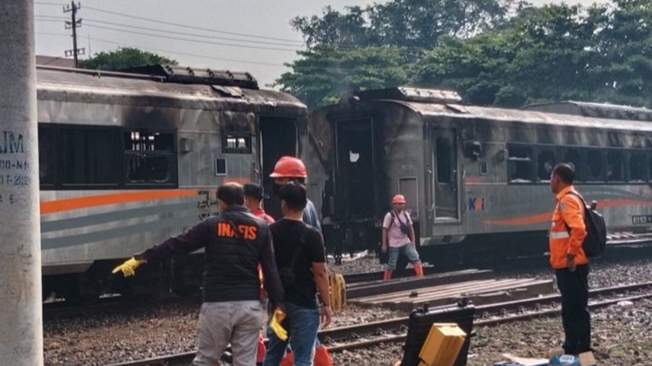 Ditreskrimum Polda DIY mengamankan remaja 17 tahun asal Jakarta yang diduga sebagai pelaku pembakaran tiga gerbong kereta api di Stasiun Tugu Yogyakarta karena sakit hati sering diturunkan dari kereta api akibat tidak memiliki tiket.