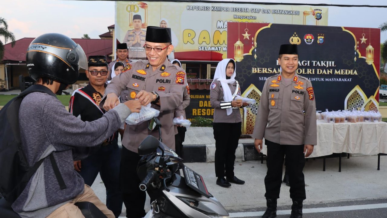 Polisi Hentikan Pengendara yang Melintas di Depan Polres Kampar, Ternyata Ini yang Dilakukan