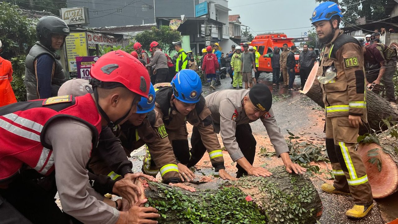 Longsor Tebing Setinggi 20 Meter sempat Tutupi Jalur Selatan Jawa di Limbangan